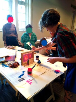 Atelier leporello en sérigraphie pendant le festival l'Œil du Monde, avril 2023