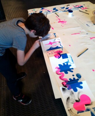 Atelier leporello en sérigraphie pendant le festival l'Œil du Monde, avril 2023